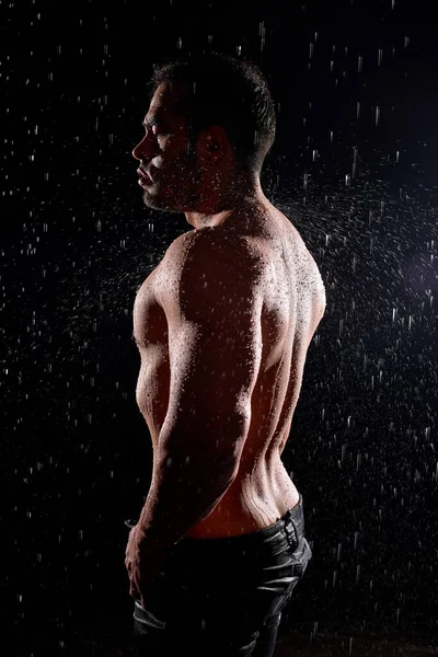 Kraftvolles sexy männliches Modell mit muskulösem Körper, Athlet mit großen Muskeln posiert vor der Kamera — Stockfoto