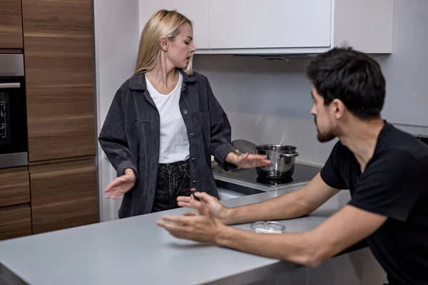 Namorado e namorada estão discutindo em casa. Mulher irritada está gritando com o namorado. — Fotografia de Stock