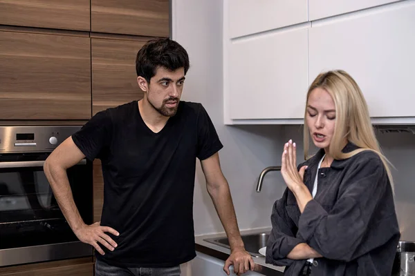 Pareja se pelean en la cocina, en casa. molesto pareja estresada discutiendo. — Foto de Stock