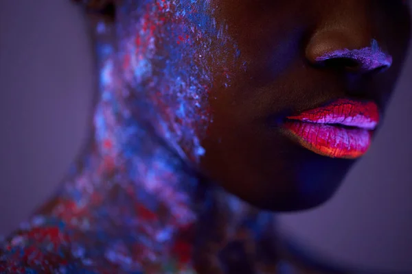 Retrato de close-up da fêmea com pele escura na arte corporal fluorescente na luz do néon — Fotografia de Stock