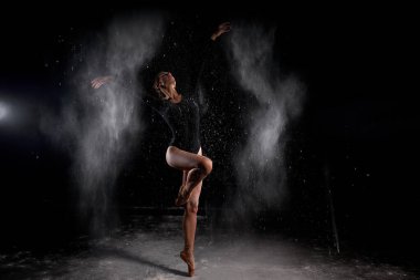 Genç, zayıf, beyaz, bale dansçısı, siyah elbiseli kadınlar, şehvetli pozlar veriyorlar.