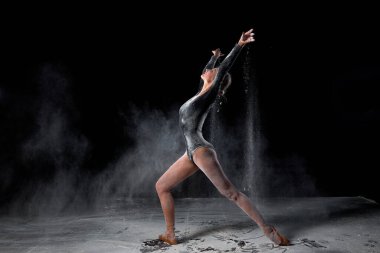 Çekici, ince bale dansçısı kadın vücut giyip, poz veriyor.