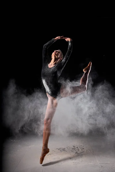 Full-length πορτρέτο της όμορφης λεπτής χορεύτρια μπαλέτου γυναίκα άλμα, ντυμένος με το κοστούμι του σώματος — Φωτογραφία Αρχείου