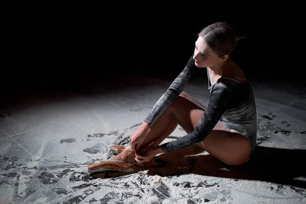Vista laterale sulla donna calma attraente che si rilassa dopo le prestazioni del balletto, in farina — Foto Stock