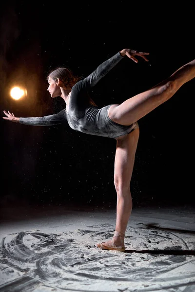 Belle ballerine femme en body noir danse magnifiquement ballet en studio sombre — Photo