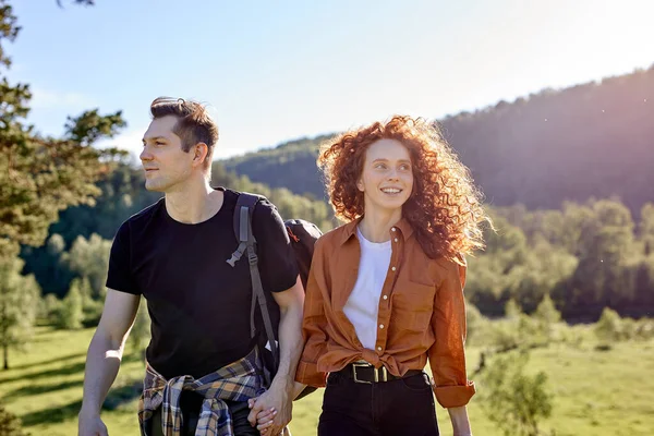 Amigável casal agradável caminhadas em montanhas de verão no campo. Na natureza — Fotografia de Stock