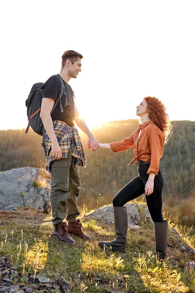 美丽的白种人年轻夫妇站在高山上，在阳光明媚的大自然里 — 图库照片