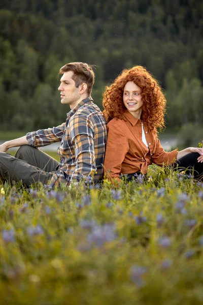 Giovane caucasico attraente giovane coppia seduta su erba insieme rilassante — Foto Stock
