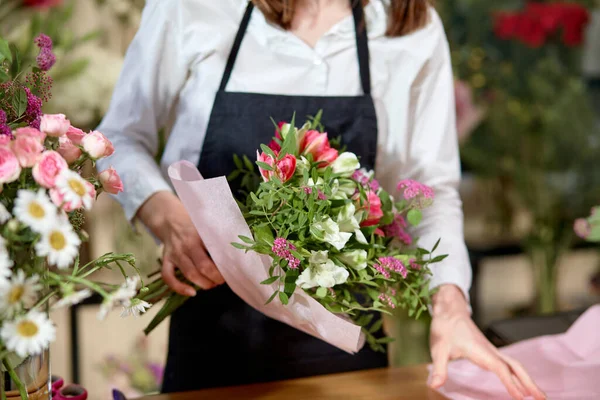 Florista mujer recortada con flores. Negocios de flores. Estilo de vida floristería — Foto de Stock