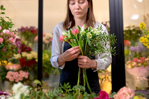 Florista profesional femenina prepara el arreglo de flores silvestres. Floristería — Foto de Stock