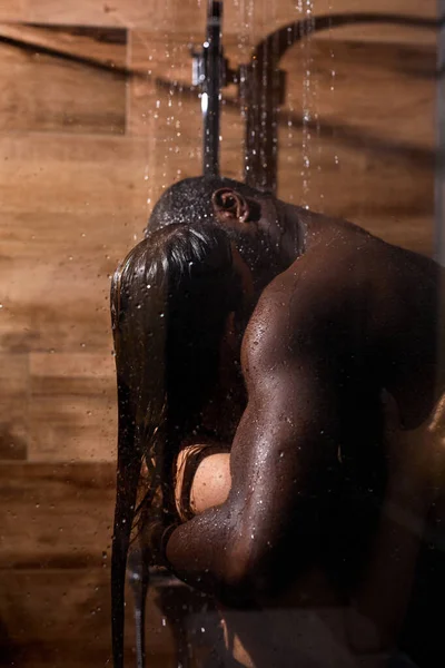 Sexy hermosa mezcla de raza pareja en shower.Kissing abrazo pareja retrato — Foto de Stock