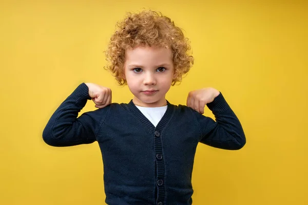 Κοίτα τους μυς μου, είμαι δυνατός. Πορτρέτο του χαριτωμένο μικρό αγόρι σε T-shirt αίσθημα ισχυρό — Φωτογραφία Αρχείου