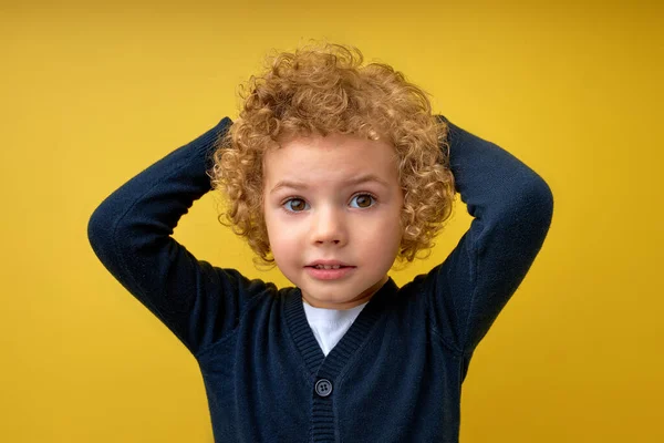 Retrato de cerca de un niño caucásico con el pelo rizado mirando a un lado — Foto de Stock
