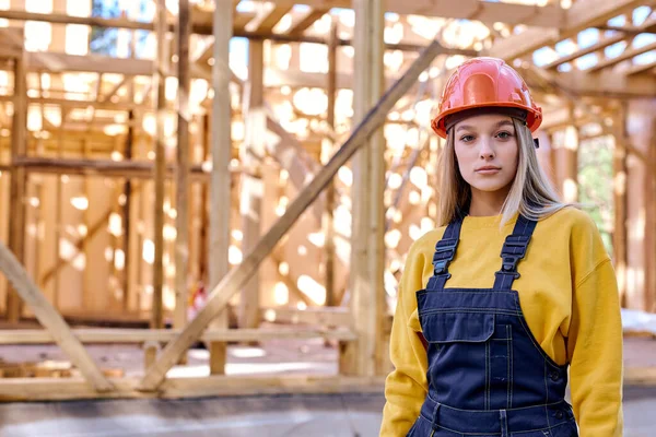 Femme qui travaille dur sur un chantier en bois portant des vetements uniformes de travail Photo de stock par ufabizphoto 522091432