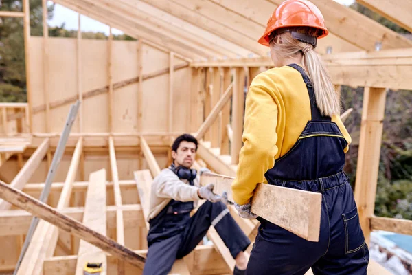 Twee specialisten meten de grootte van houten balk tijdens Cottage Building — Stockfoto