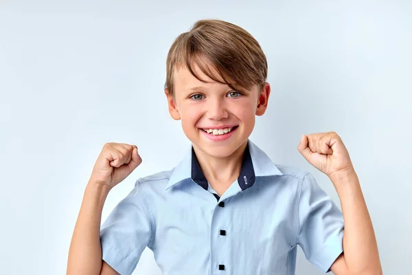 En liten pojke som sträcker upp händerna och gläds. Framgång, Vinnare, Geni, Superhjälte koncept — Stockfoto