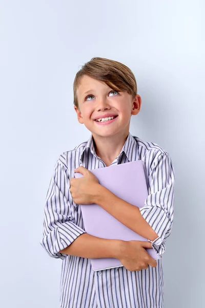 Spännande barn pojke kram bok har bra idé på vit studio bakgrund Kopiera utrymme — Stockfoto