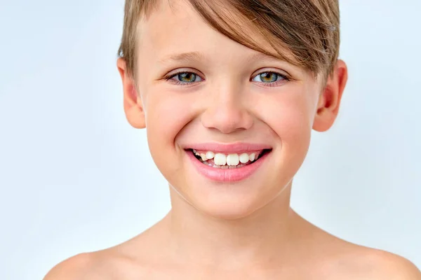 Primer plano sin camisa chico mirando a cámara excitado, tener perfecta sonrisa dentada, aislado — Foto de Stock