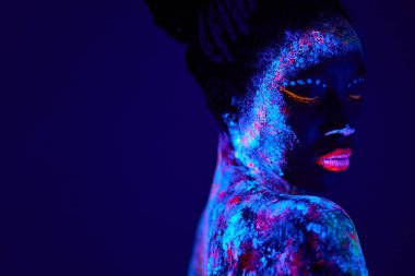 İnce, büyüleyici, Neon Vücut Sanatı ve Flüoresan Pudra Pozuyla Siyah Kadın