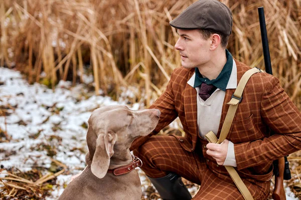 Jaktperiod, höstsäsong öppen. man jägare med pistol i kostym, på jakt efter en trofé — Stockfoto