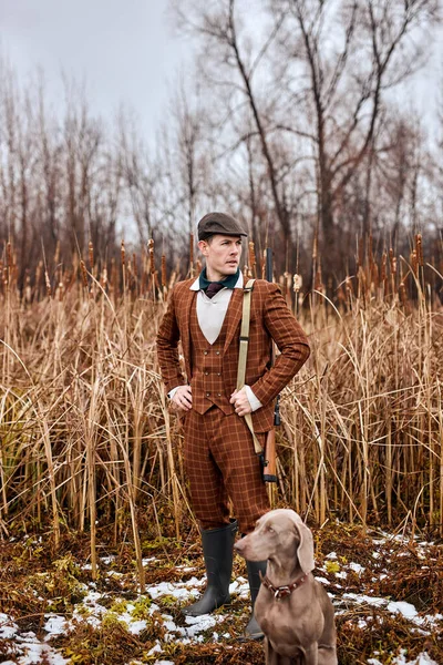 Cazador furtivo con perro en Forest. Hombre sosteniendo escopeta. Hombre cazador. Período de caza, temporada de otoño. — Foto de Stock