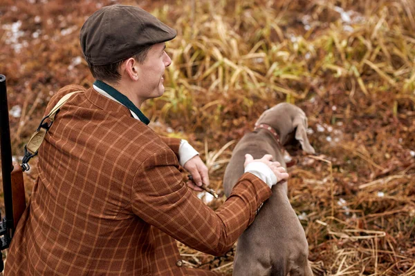 Período de caza, temporada de otoño abierta. cazador caucásico seguro con perro y pistola —  Fotos de Stock