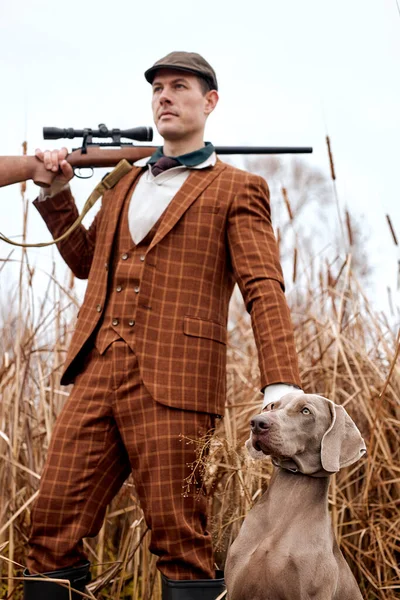 Atencioso bom cão de caça esperando para obter o comando do gamekeeper. — Fotografia de Stock