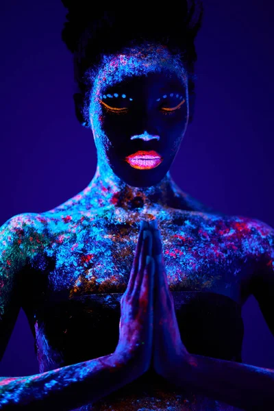 Vacker sensuell kvinna med svart utseende i fluorescerande färg makeup, poserar — Stockfoto