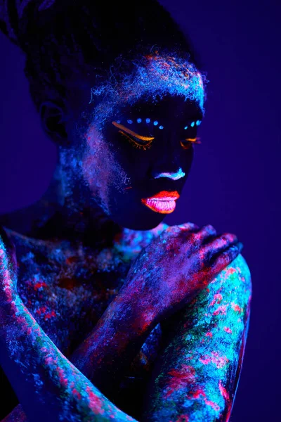 Schöne sinnliche weibliche Modell der schwarzen Erscheinung in fluoreszierender Farbe Make-up — Stockfoto