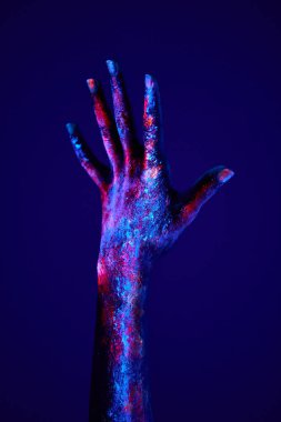 Umutsuzca tek ele ulaşmak karanlık neon ışıklı arka plan, floresan sanat