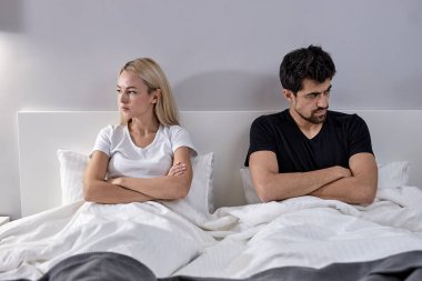Erkek ve kadın evdeki tartışmadan sonra konuşmuyorlar. Çift tartıştıktan sonra konuşmuyor