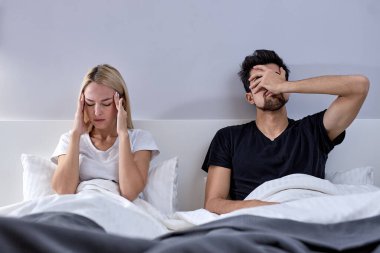 Kızgın çift yatakta tartışıyor ve cinsel sorunlar yaşıyor. Mutsuz bir çiftin portresi