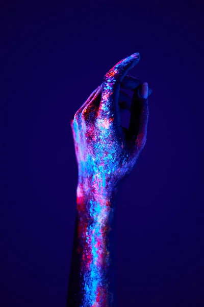 Mulheres cortadas mãos em posição calma, pintado com pintura fluorescente — Fotografia de Stock