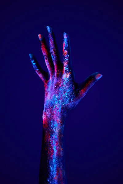 Verzweifeltes Erreichen einer Hand isoliert auf dunklem neonbeleuchtetem Hintergrund, fluoreszierende Kunst — Stockfoto