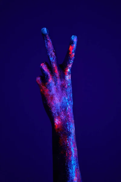 Close up hand show finger number two isoliert auf neonlicht hintergrund, modekonzept — Stockfoto