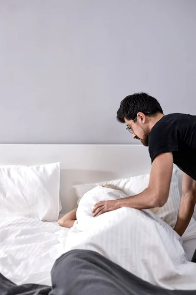 Despierta cariño. Buenos días. hombre despertando esposa, durmiendo en el dormitorio en casa — Foto de Stock