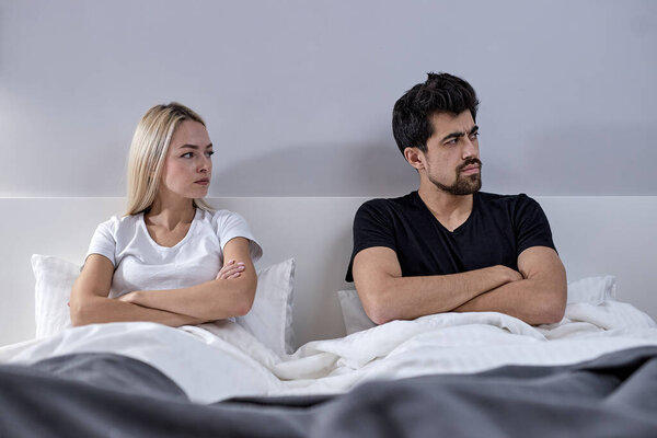 пара не разговаривает после ссоры дома. пара не разговаривает после ссоры