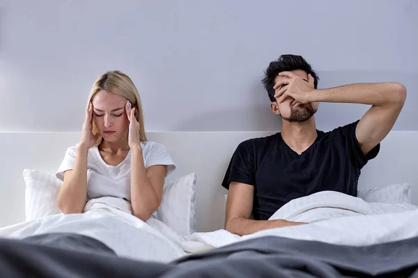 Wütendes Paar, das Streit und sexuelle Probleme im Bett hat. Porträt eines unglücklichen Paares — Stockfoto