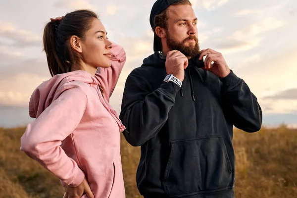 Nice couple spend healthy active weekends in nature, preparing for jogging — Stock Photo, Image