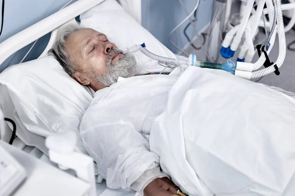 Elderly caucasian male suffering from coronavirus or covid-19. bedridden patient — Stock Photo, Image