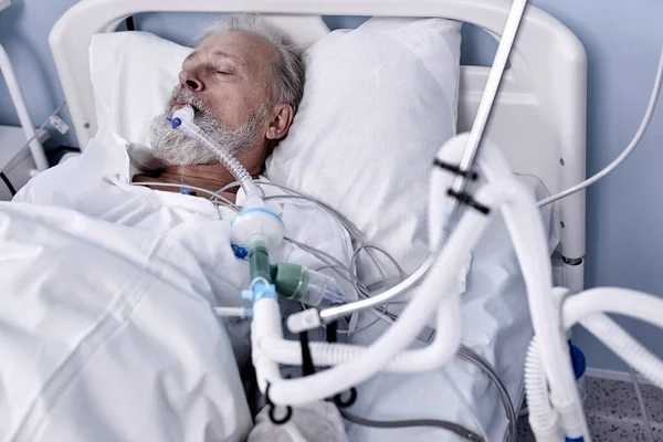 Paziente anziano malato riposa sul letto, uomo che dorme nel moderno reparto ospedaliero. — Foto Stock