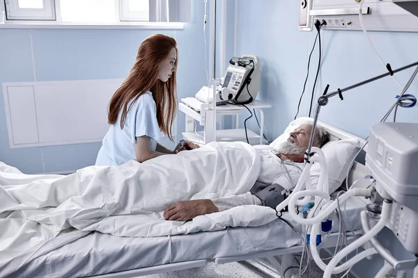 In Hospital Ward Recupero Padre è visitato da Figlia. anziano malato uomo dormire — Foto Stock