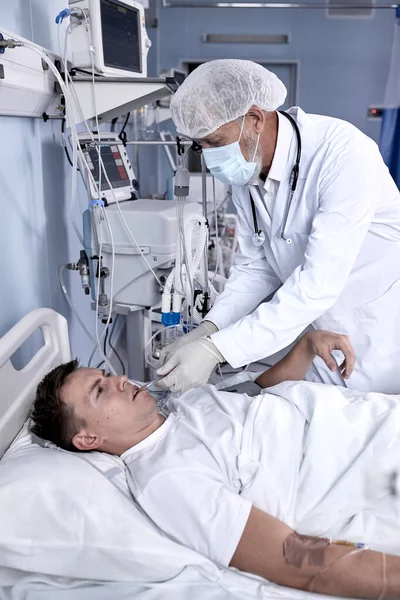 Ung skadad man ligger i sängen sjukhusrum i dåligt hälsotillstånd — Stockfoto