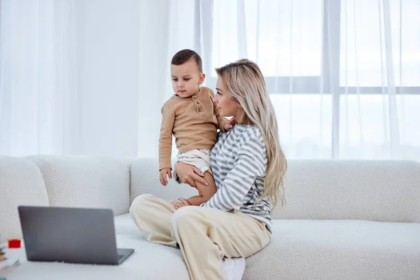 Mladá žena si dát pauzu po online práci, trávit čas s dítětem syn — Stock fotografie