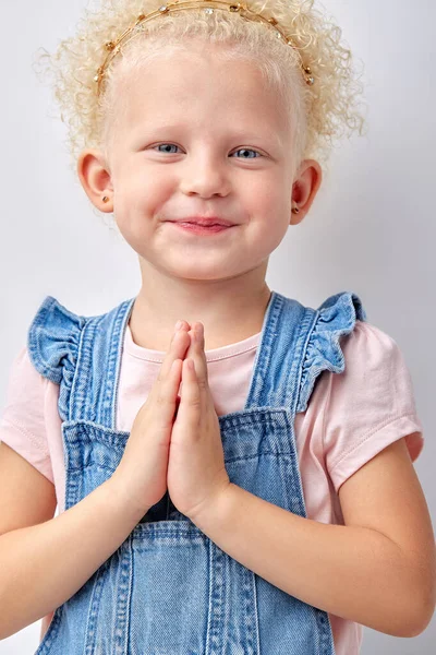 Bonito adorável menina pequena isolado no branco estúdio fundo segurar as mãos juntos — Fotografia de Stock
