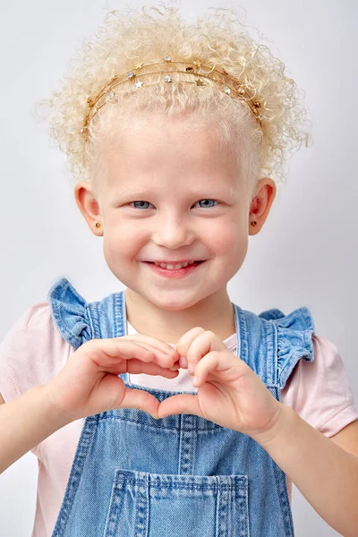 Garota bonita animado sobre fundo isolado sorrindo no amor mostrando símbolo do coração — Fotografia de Stock