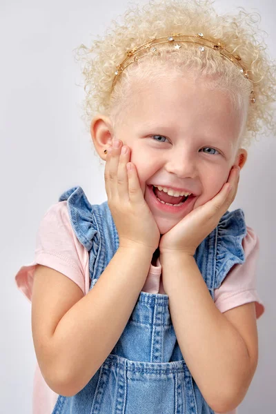 Oj då. Närbild porträtt av glada barn vidröra kinder, isolerade över vit studio vägg — Stockfoto