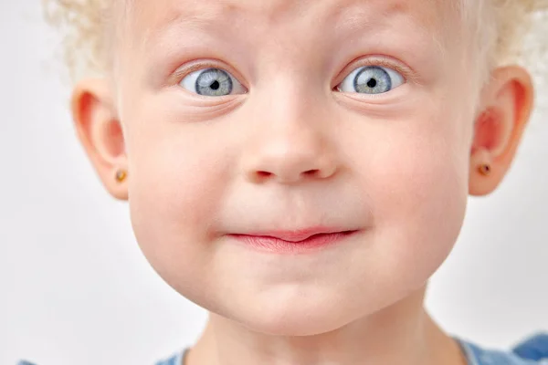 Barn vacker flicka med breda ögon, titta på kameran i överraskning. Uttrycksfulla ansiktskänslor — Stockfoto