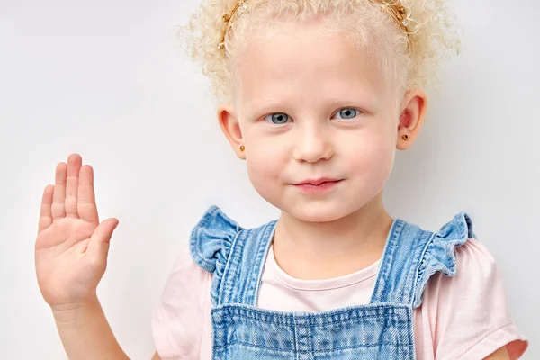 Positivo menina acenando oi Olá saudações Estou aqui isolado sobre fundo estúdio branco — Fotografia de Stock