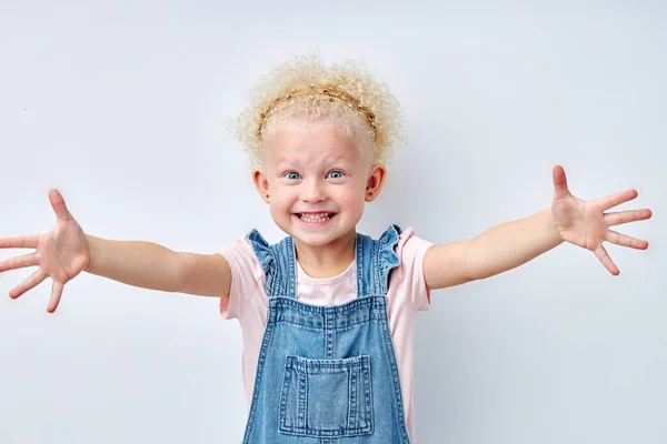 Adorable expressive emotional blonde girl stretching arms for hug, looking at camera. — Stock Photo, Image